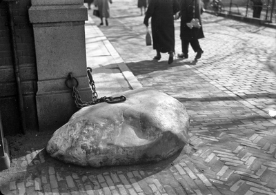 400126 Afbeelding van de steen aan de ketting (De Gesloten Steen) bij het huis Oudegracht 364 te Utrecht.